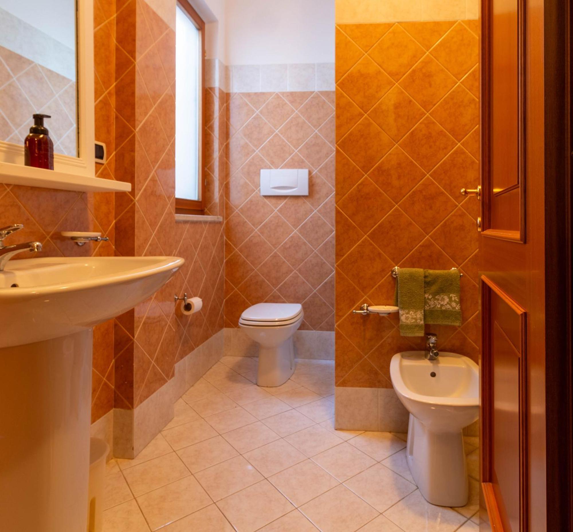 - Essential Apartment Rom